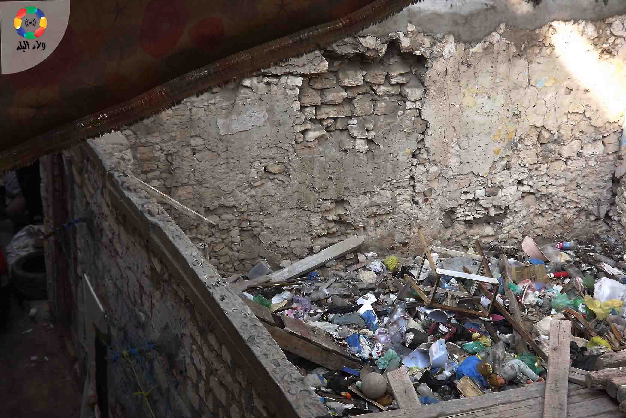 المنزل تملئه القمامه