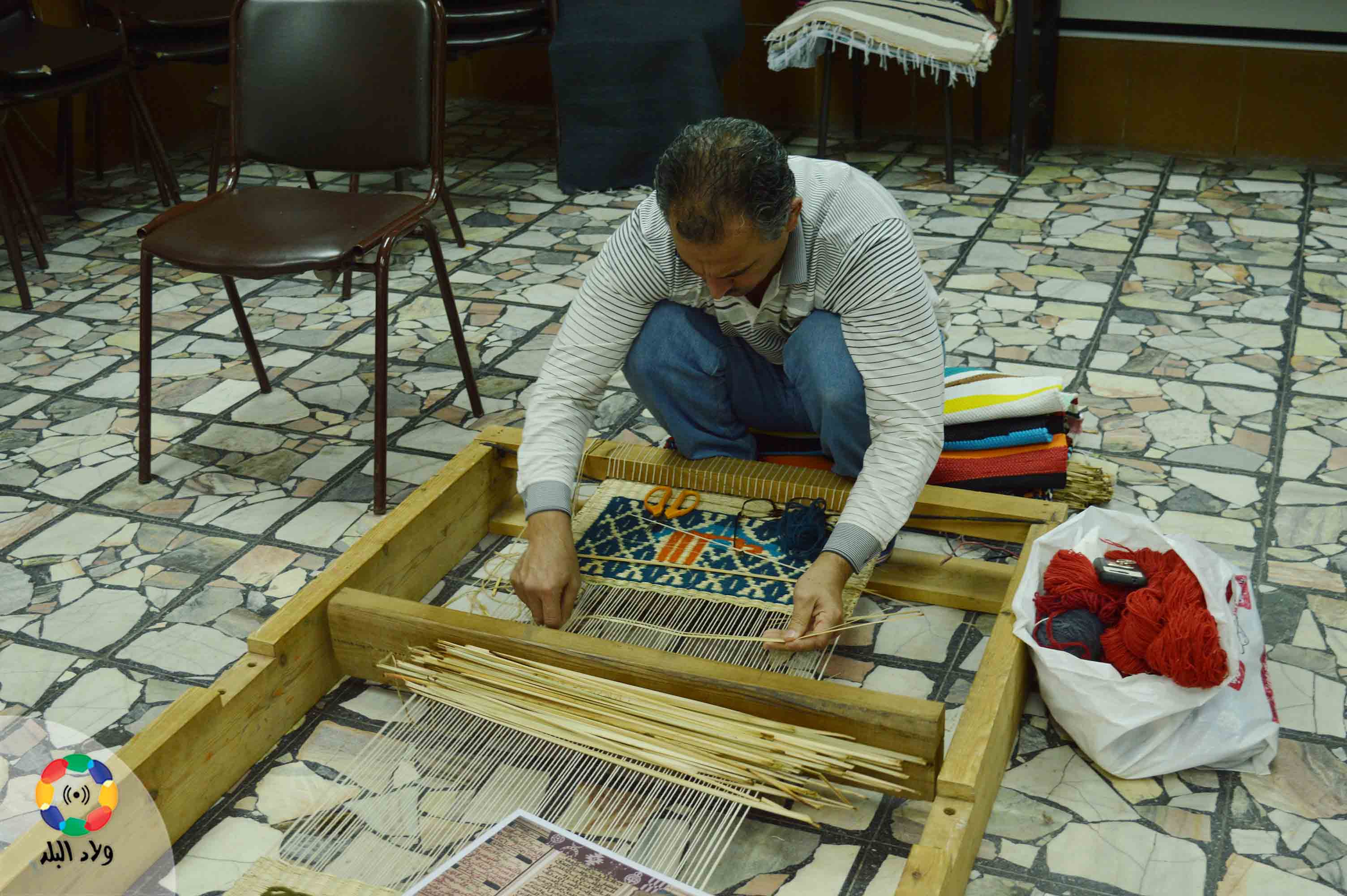 محمد فوزي يغزل بالنول - تصوير: نيفين سراج