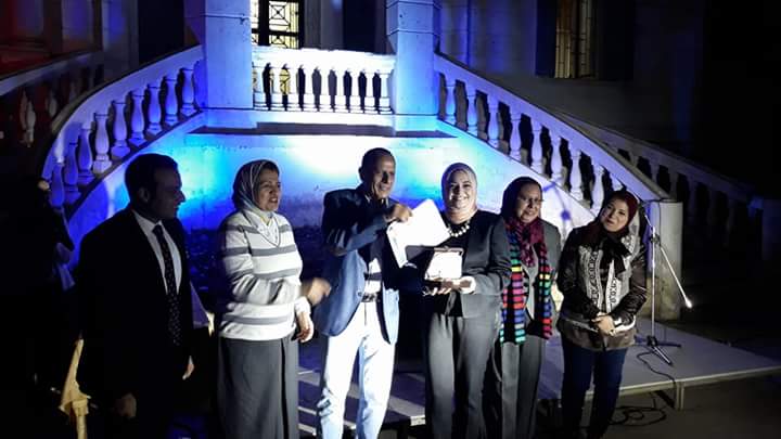 تسليم الجوائز للفائزين