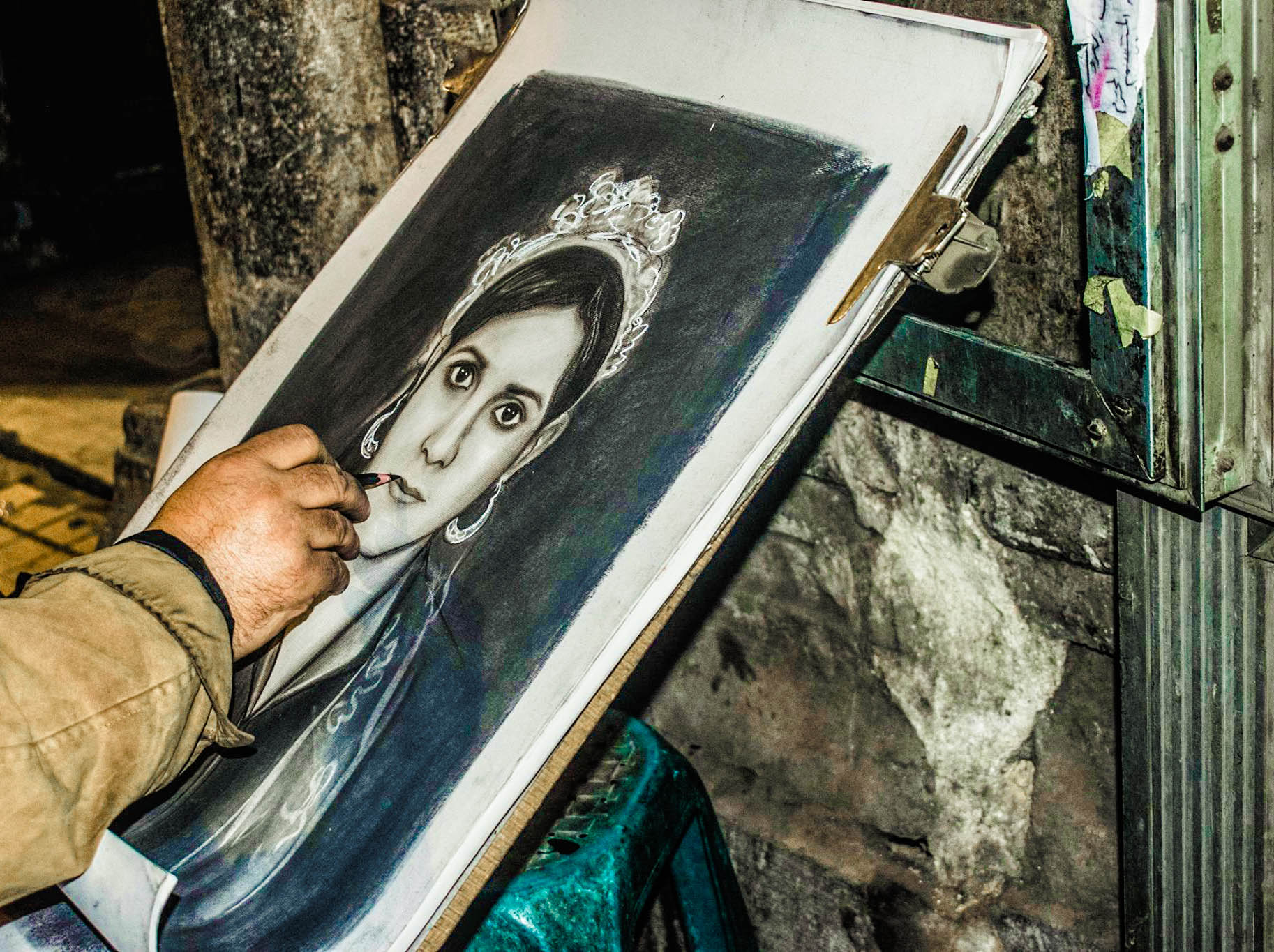 عم مصطفى يرسم إحدى لوحاته