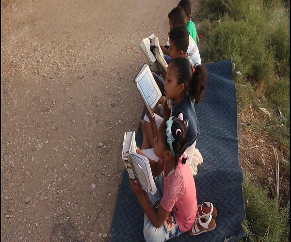 تعليم أطفال البعيرات القرآن