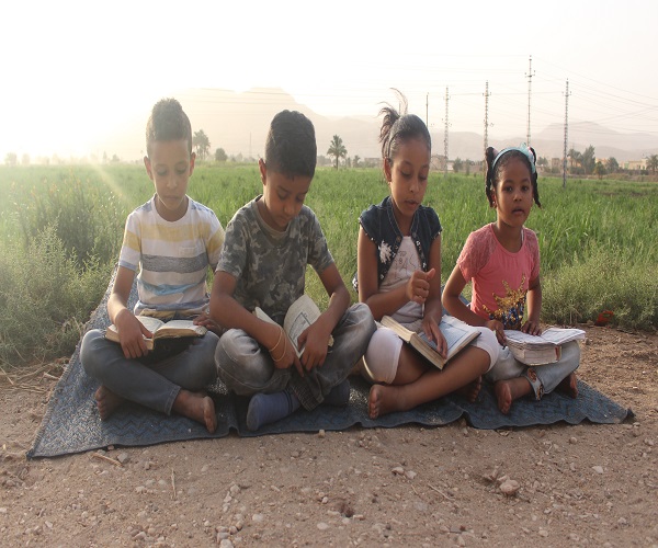 تعليم أطفال البعيرات القرآن