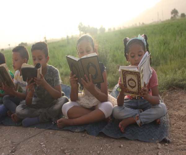 تعليم أطفال البعيرات القرآن