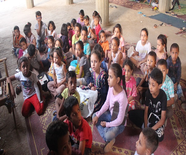 تعليم أطفال البعيرات القرآن