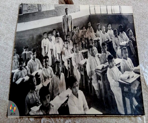 صورة لمصطفى في الفصل وسط الطلبة