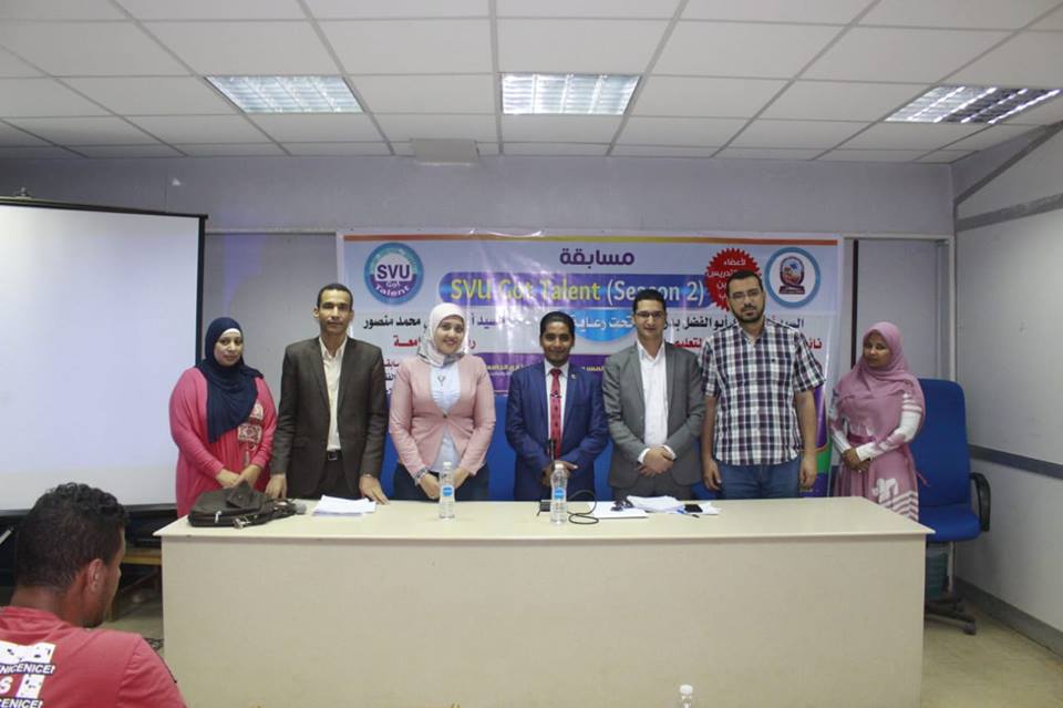 الدكتورة فاطمة الفقي منسق المسابقة مع اعضاء لجنة تحكيم الشعر