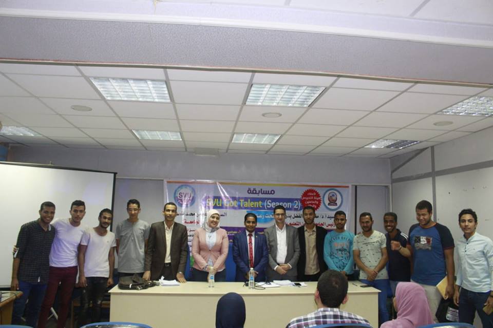 الدكتورة فاطمة الفقي منسق المسابقة مع اعضاء لجنة تحكيم الشعر