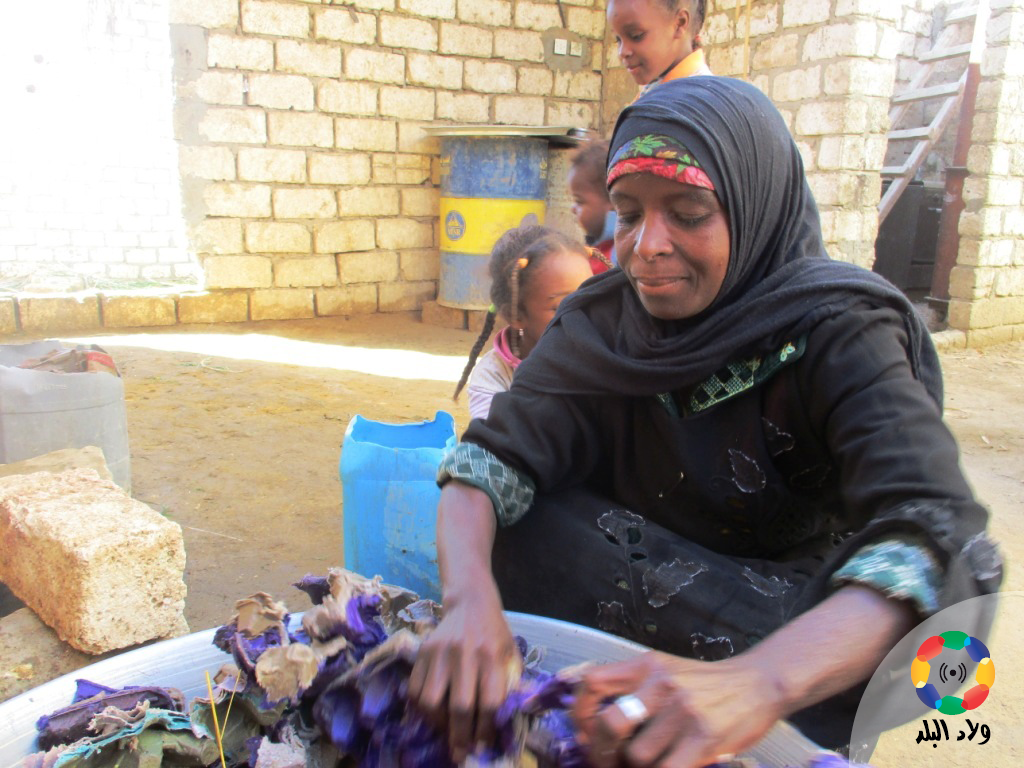 غزلان تصنع المقارص الورق- تصوير: مريم الرميحي