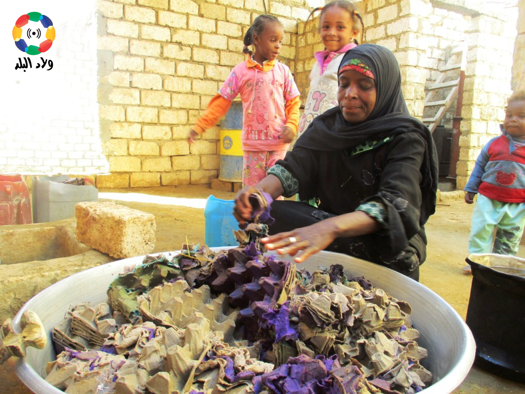 غزلان تصنع المقارص الورق- تصوير: مريم الرميحي