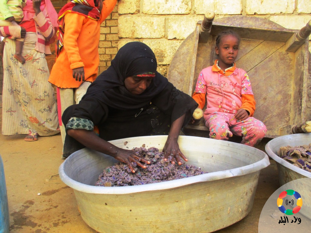 غزلان تصنع المقارص الورق- تصوير: مريم الرميحي