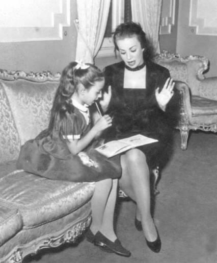 هند رستم مع ابنتها بسنت- مؤسسة المرأة والذاكرة