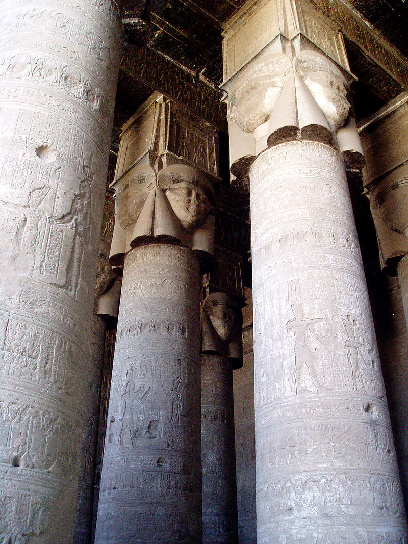الاعمدة الحتحورية - المصدر ويكيبيديا