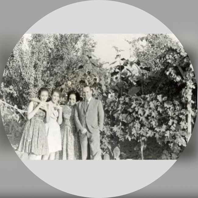 كوكب حفني ناصف مع زوجها وبناتها عام 1962- مؤسسة المرأة والذاكرة