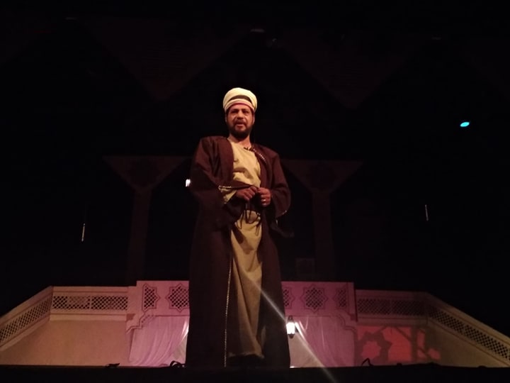 الفنان محمود عبد المعطي في دور المفتي بمسرحية طقوس الإشارات والتحولات - تصوير منال محمود