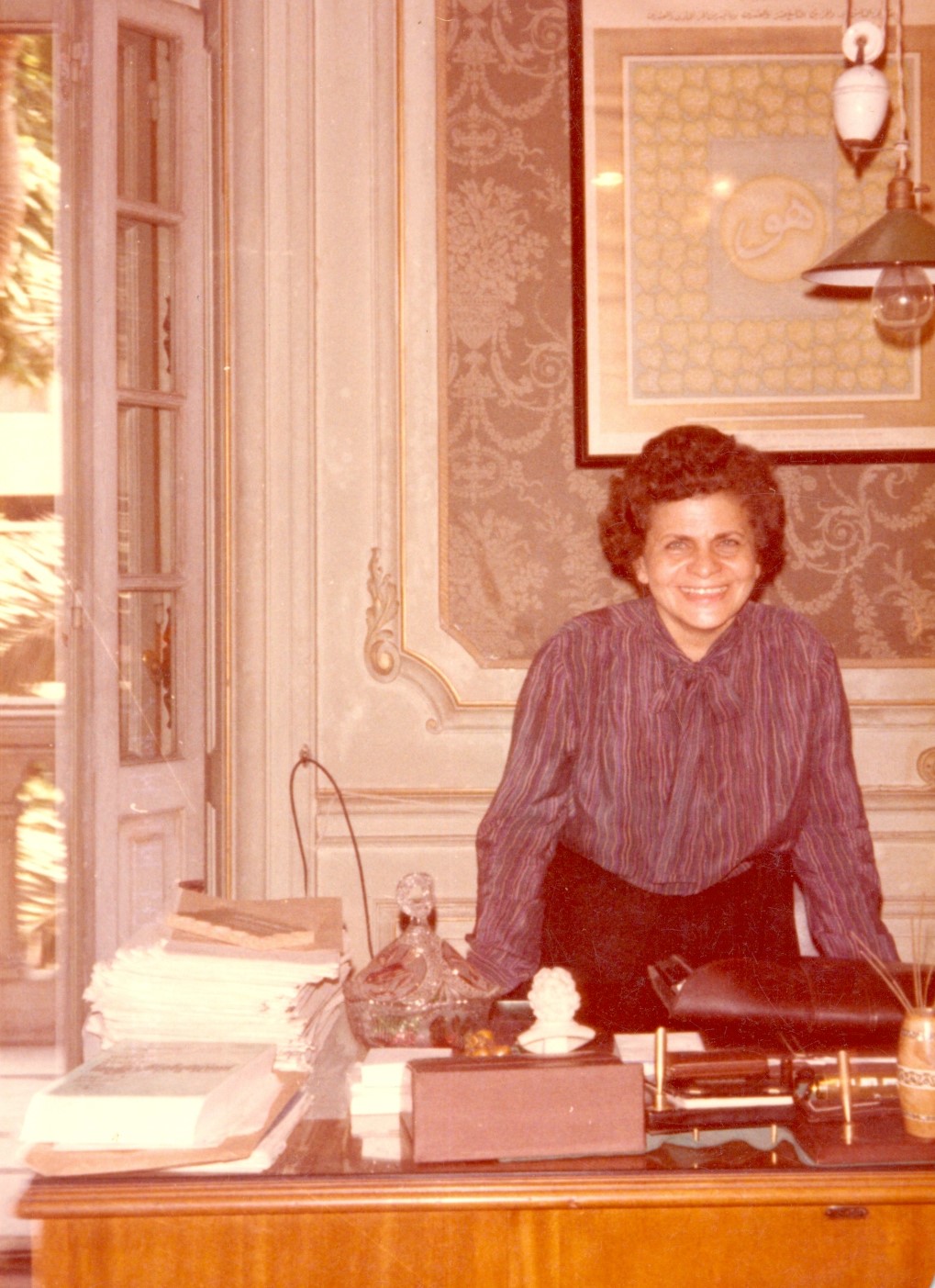 عواطف عبد الكريم في مكتبها وهي عميدة كلية تربية موسيقية بجامعة حلوان- مؤسسة المرأة والذاكرة