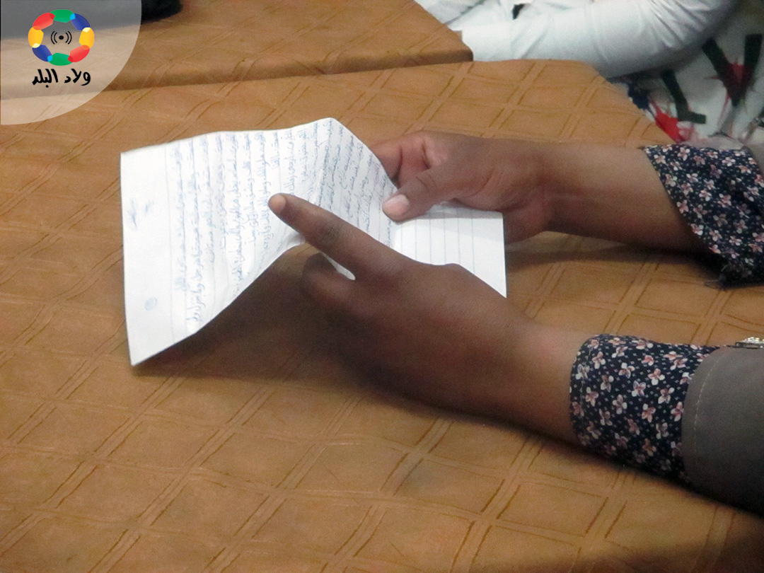 احدى الممثلات تراجع دورها قبل العرض الرسمي - تصوير خالد تقي