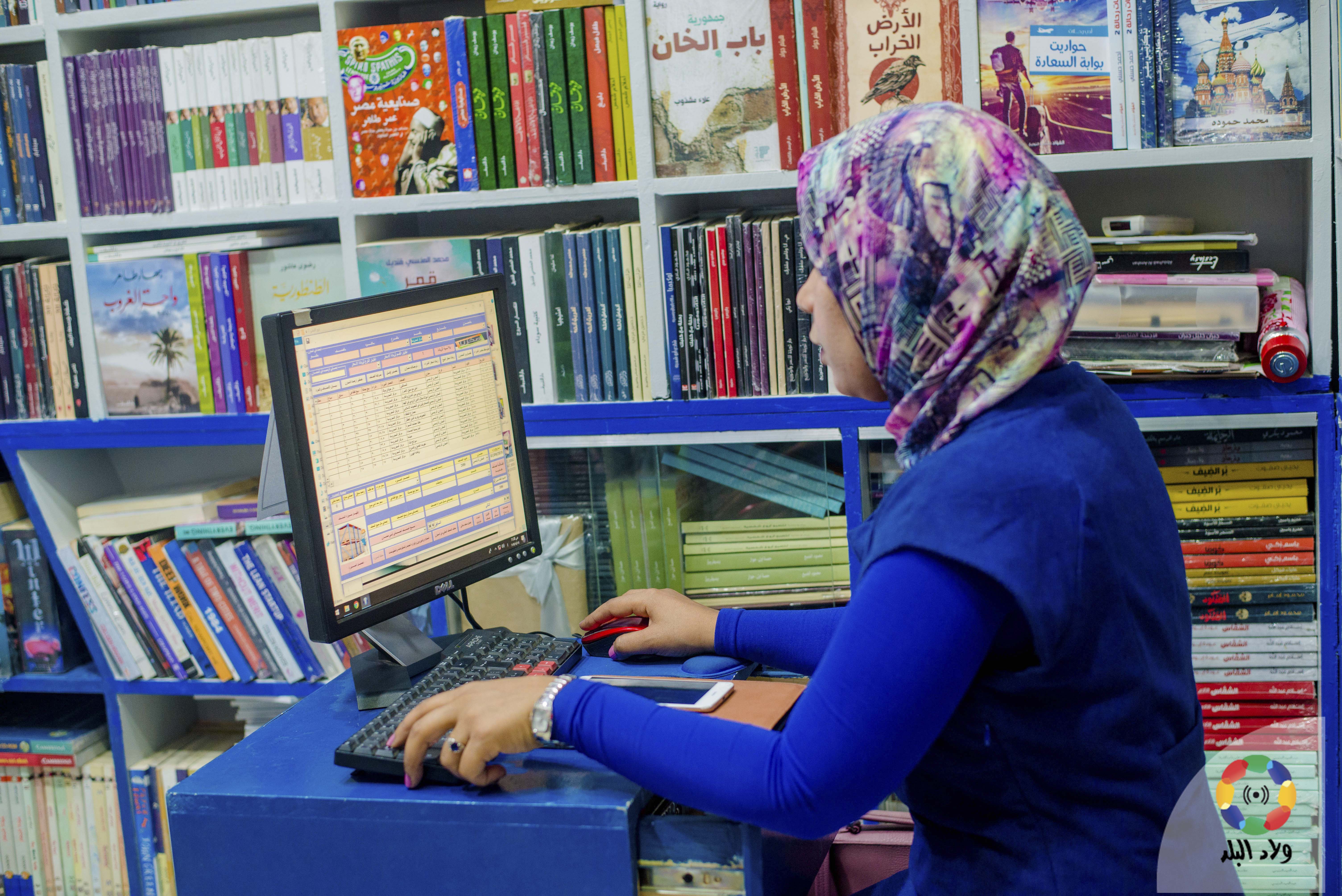 نوال عبد الفتاح داخل البوك استور