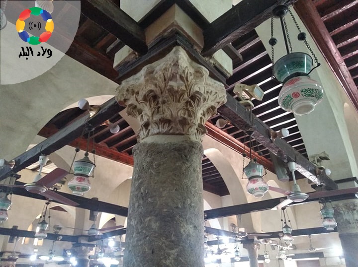 أعمدة ونقوش داخل المسجد