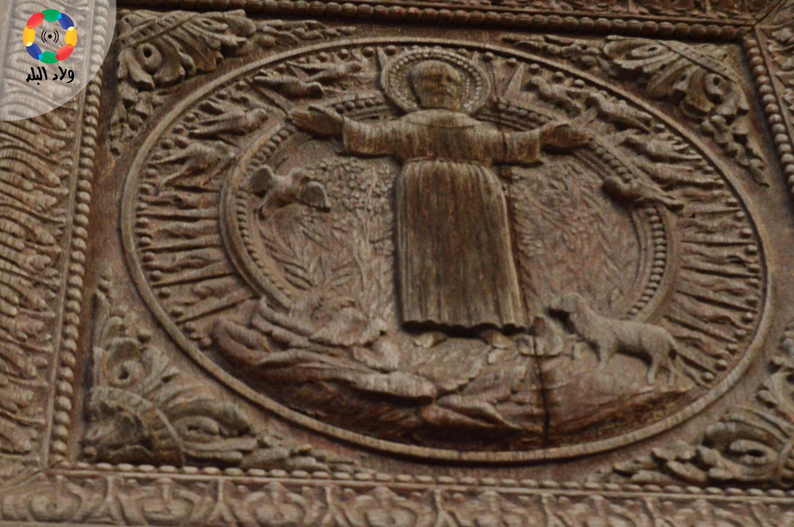 الزخارف على الباب الحديدي لمدخل الكنيسة