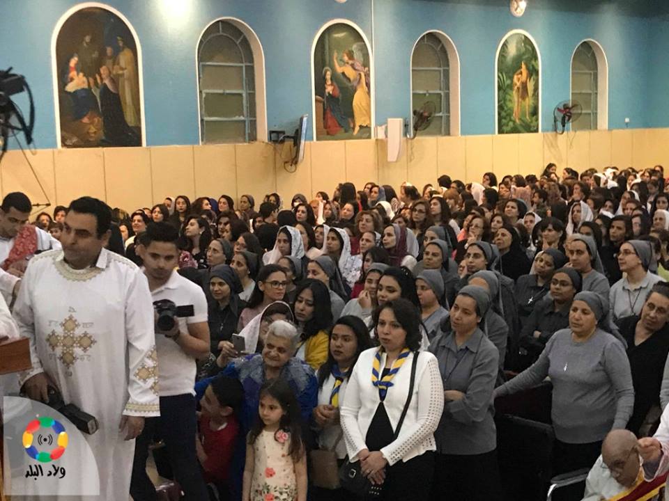 مواطنون يصطفون لحضور القداس