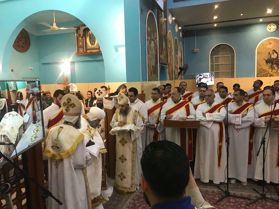 الكهنة والقساوسة في قداس العيد