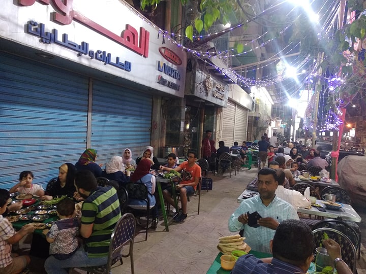 السحور في الشارع بأحد المطاعم