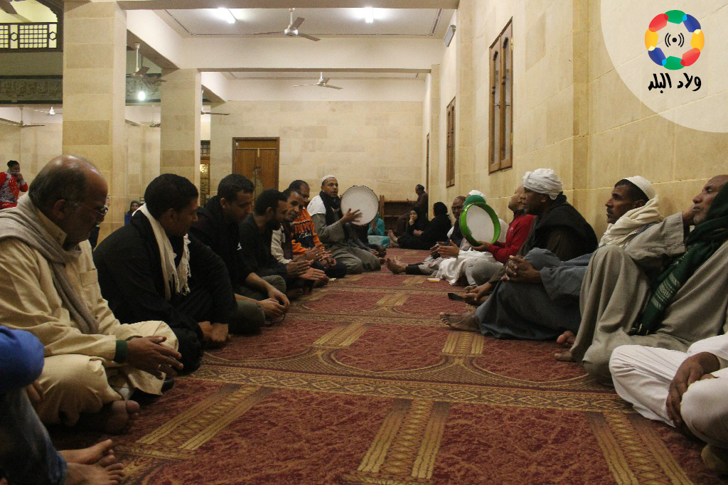 زوار الشاذلي ينشدون المدائح النبوية داخل الضريح
