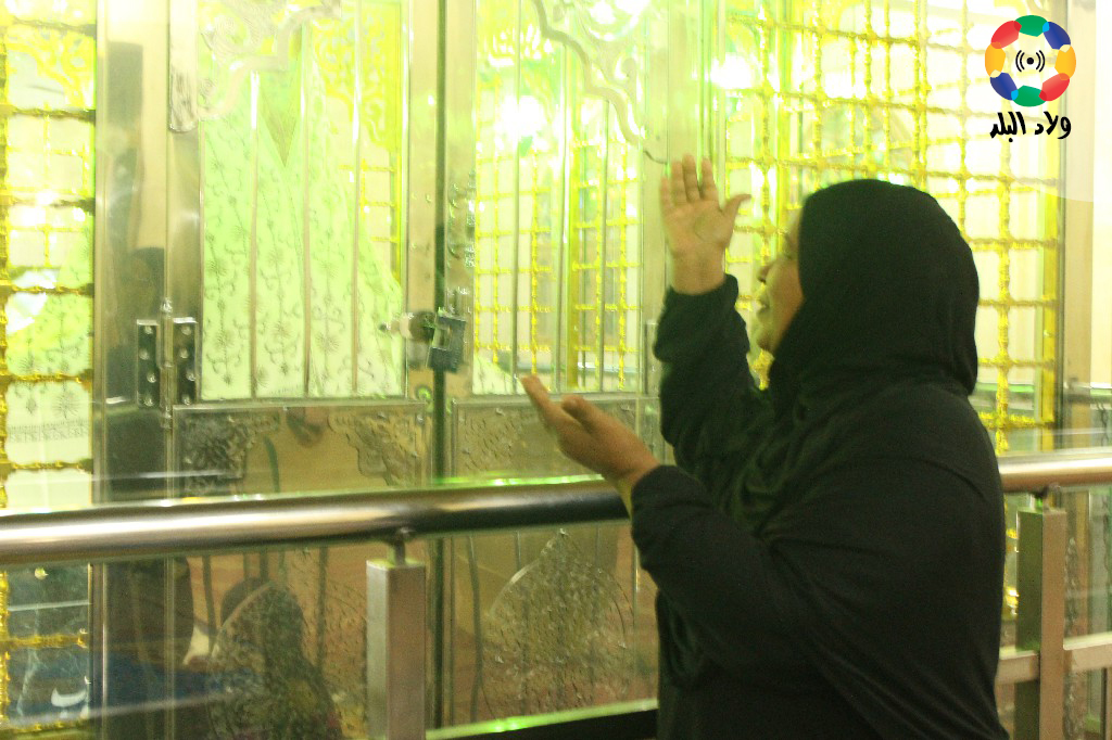 سيدة تدعو الله بجوار مقام الشاذلي