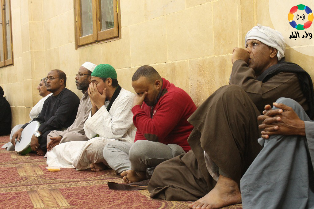 زوار الشاذلي داخل المقام