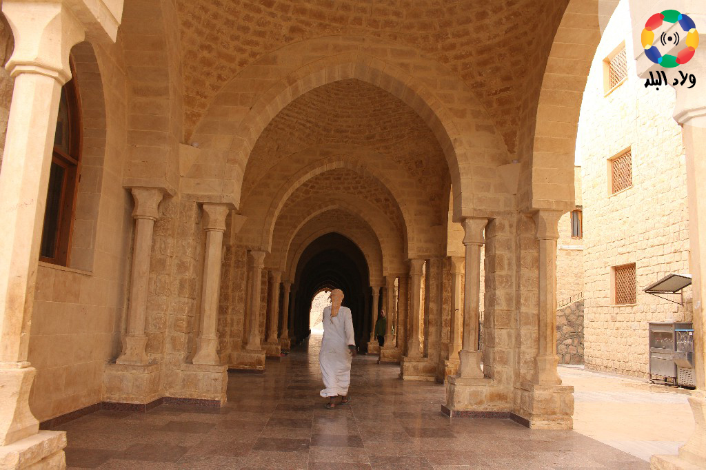 مدخل المسجد وهو مصمم على طراز المسجد النبوي