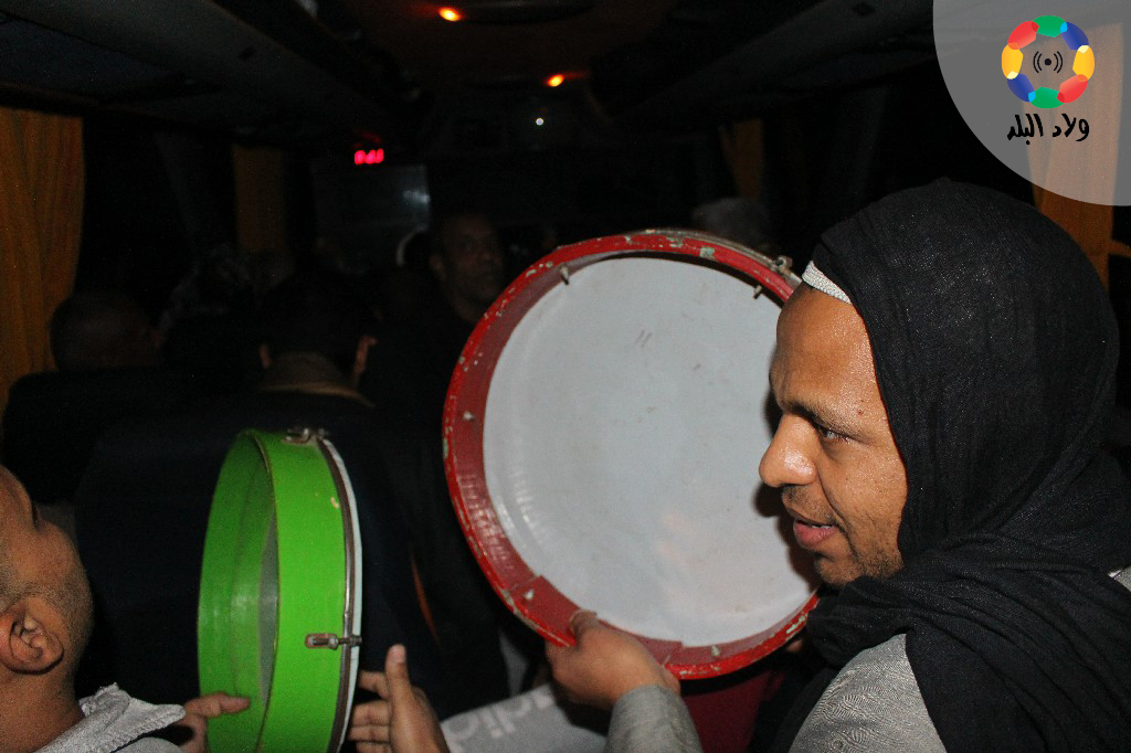 زوار الشاذلي يمدحون النبي أثناء الذهاب إليه