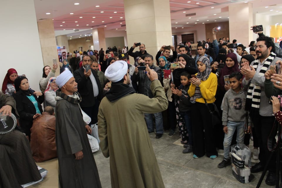 اثناء افتتاح معرض القاهرة الدولي للكتاب مصدر الصورة أرشيف الشاعر محمد عزت