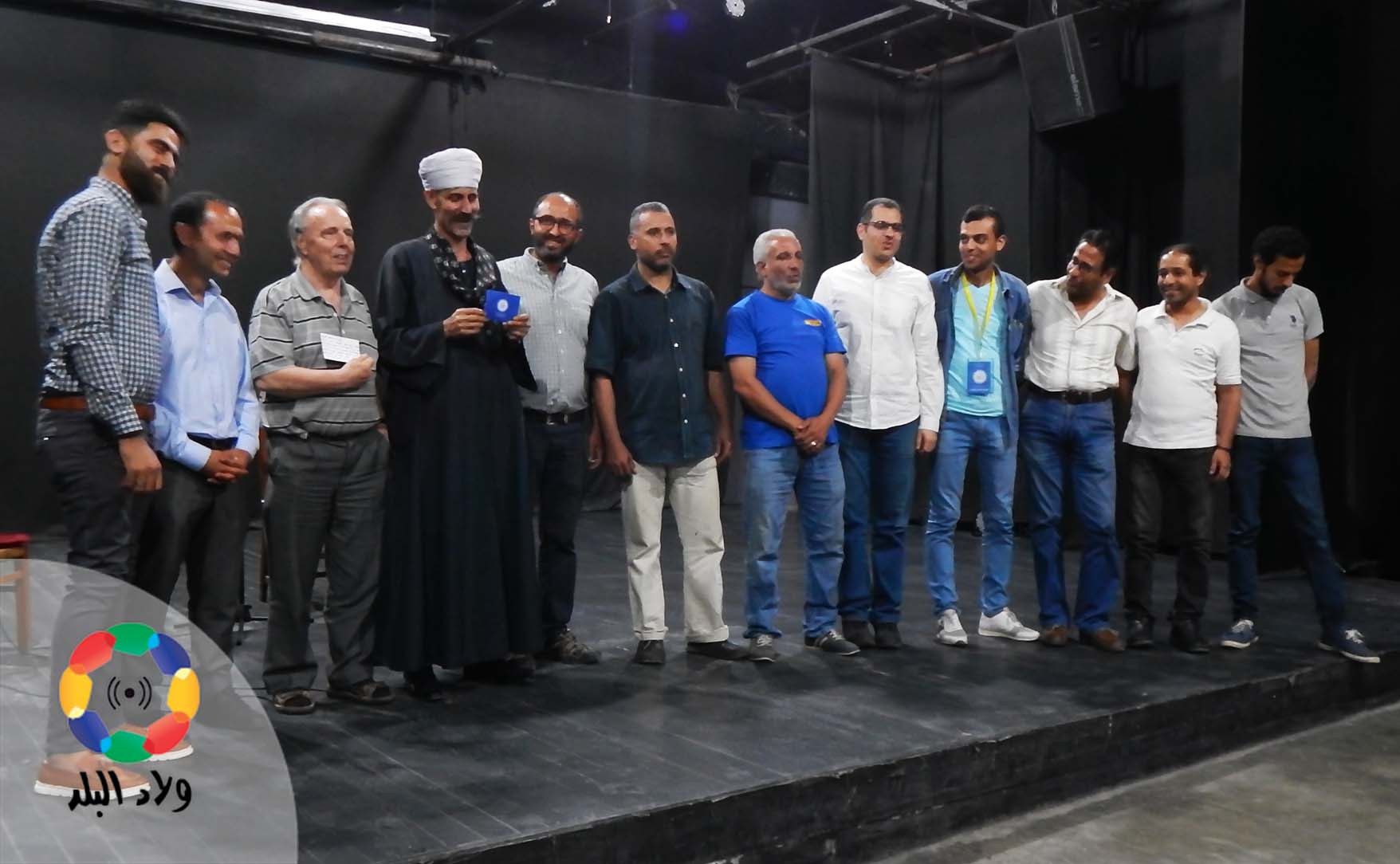 صورة نهاية أمسية المعلم ناشد مع فريق عمل مركز الجزويت