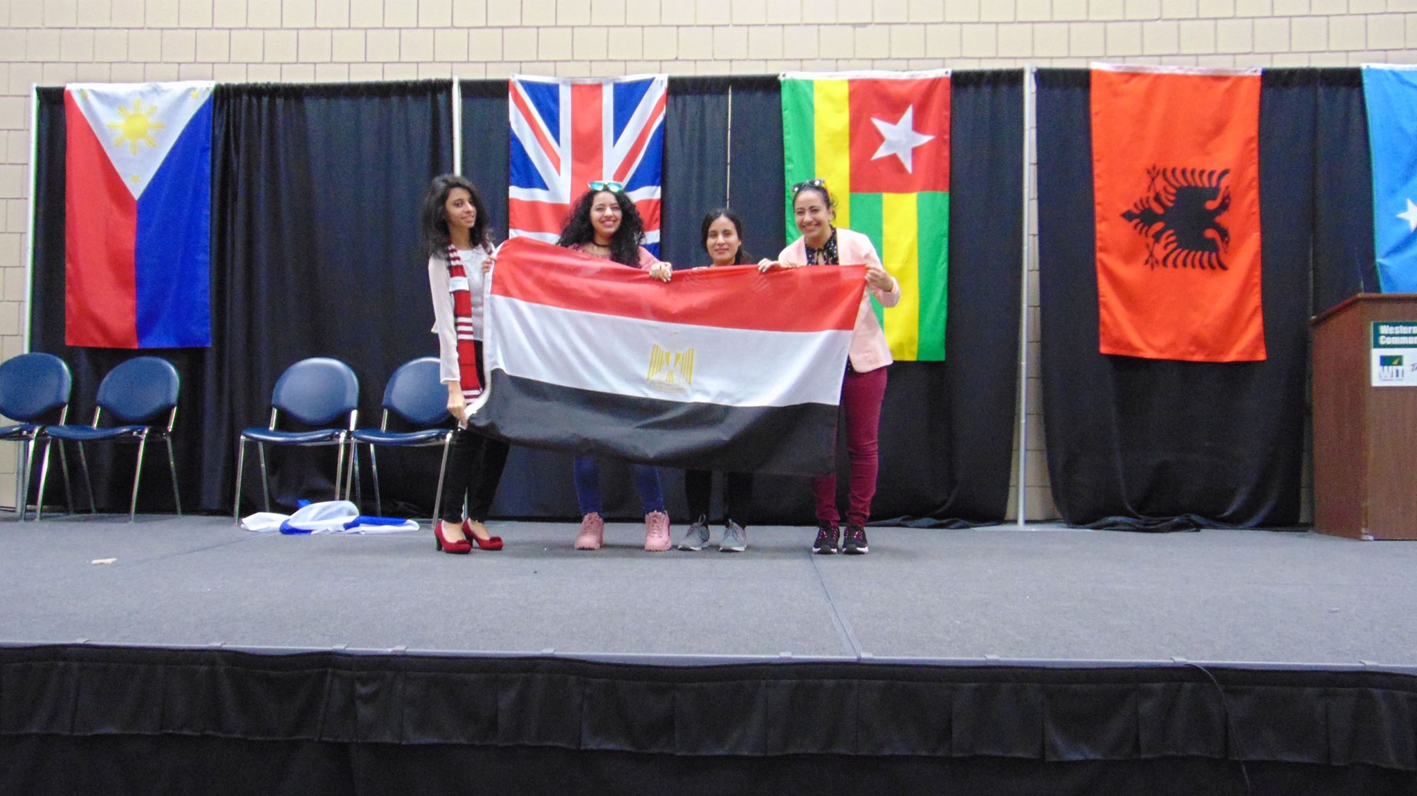 كرمينا وزميلاتها في أمريكا- أمدتنا بالصور كرمينا 