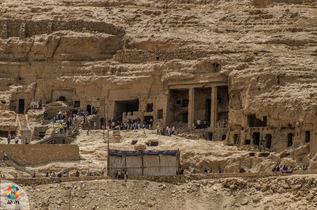 مقابر دير ريفا من الخارج