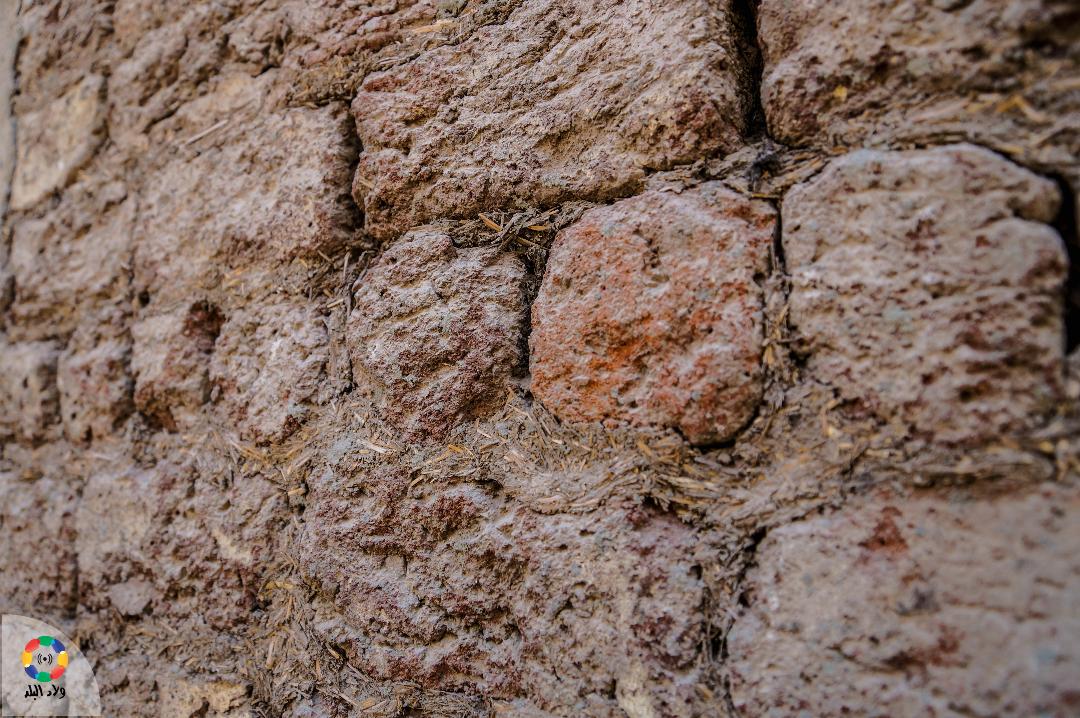 الطوب اللبني المستخدم في بناء منازل الدرب الأخضر