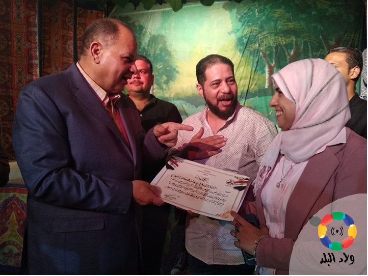 محافظ الفيوم ومديرة فرع ثقافة الفيوم يكرمان الفنان محمود عبد المعطي - تصوير منال محمود