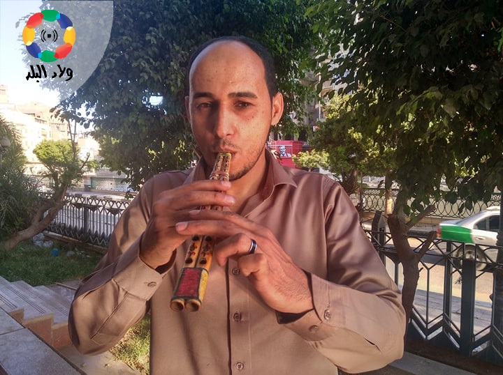 الفنان نصر الرمحي يعزف على آلة المقرونة - تصوير منال محمود
