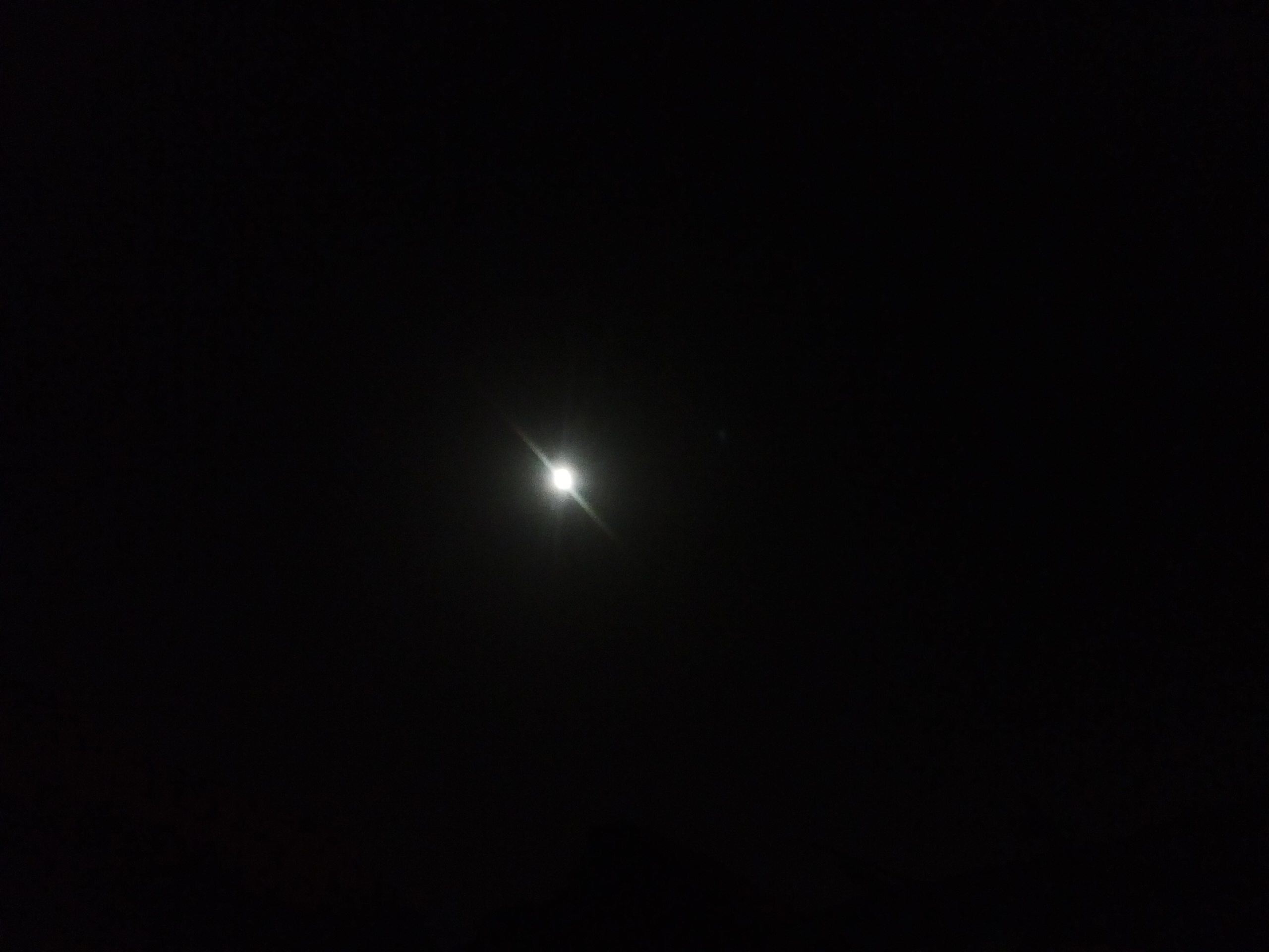 لحظة خسوف القمر - تصوير: أسماء الطاهر