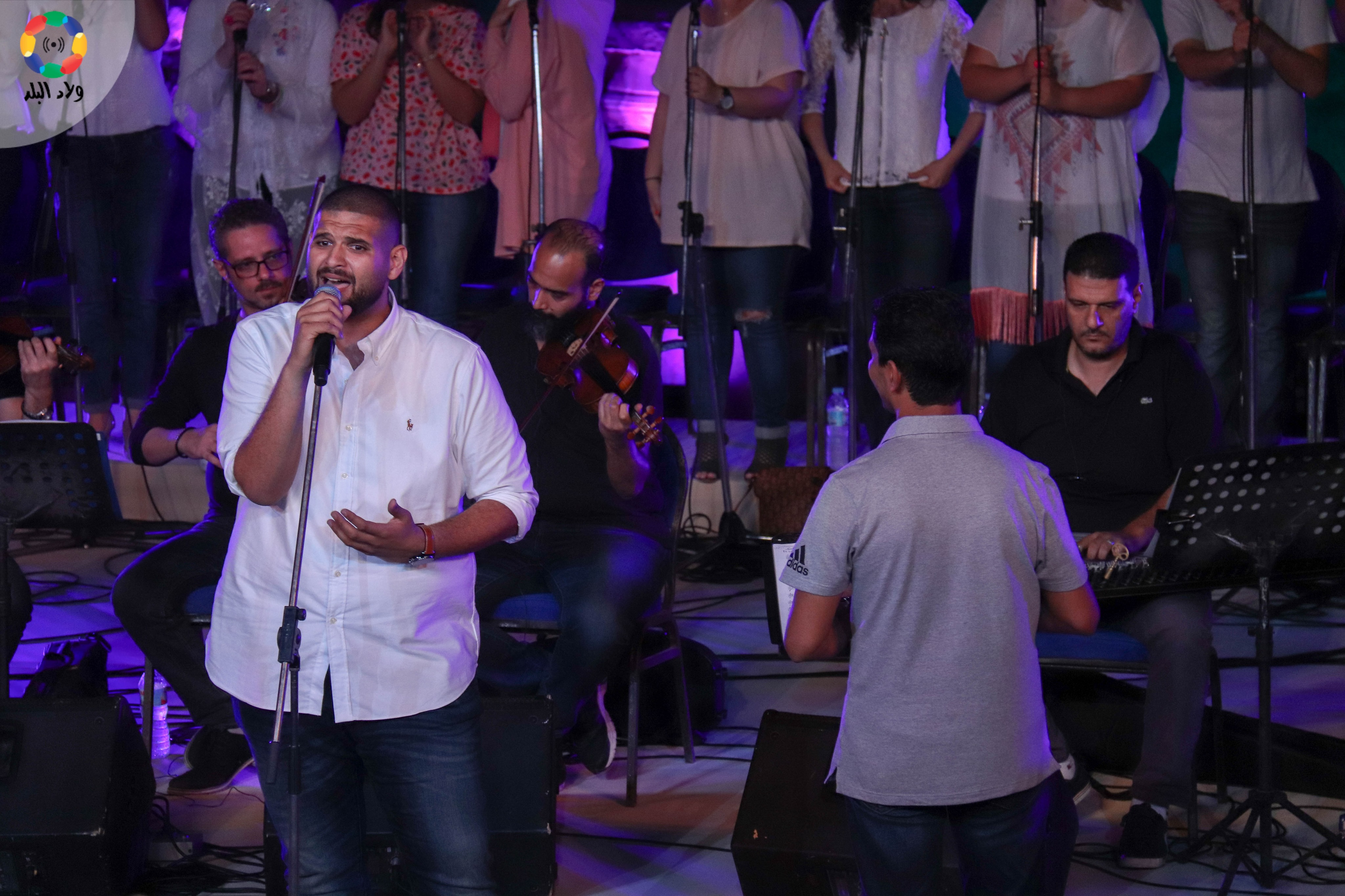 عضو الفرقة أثناء الغناء