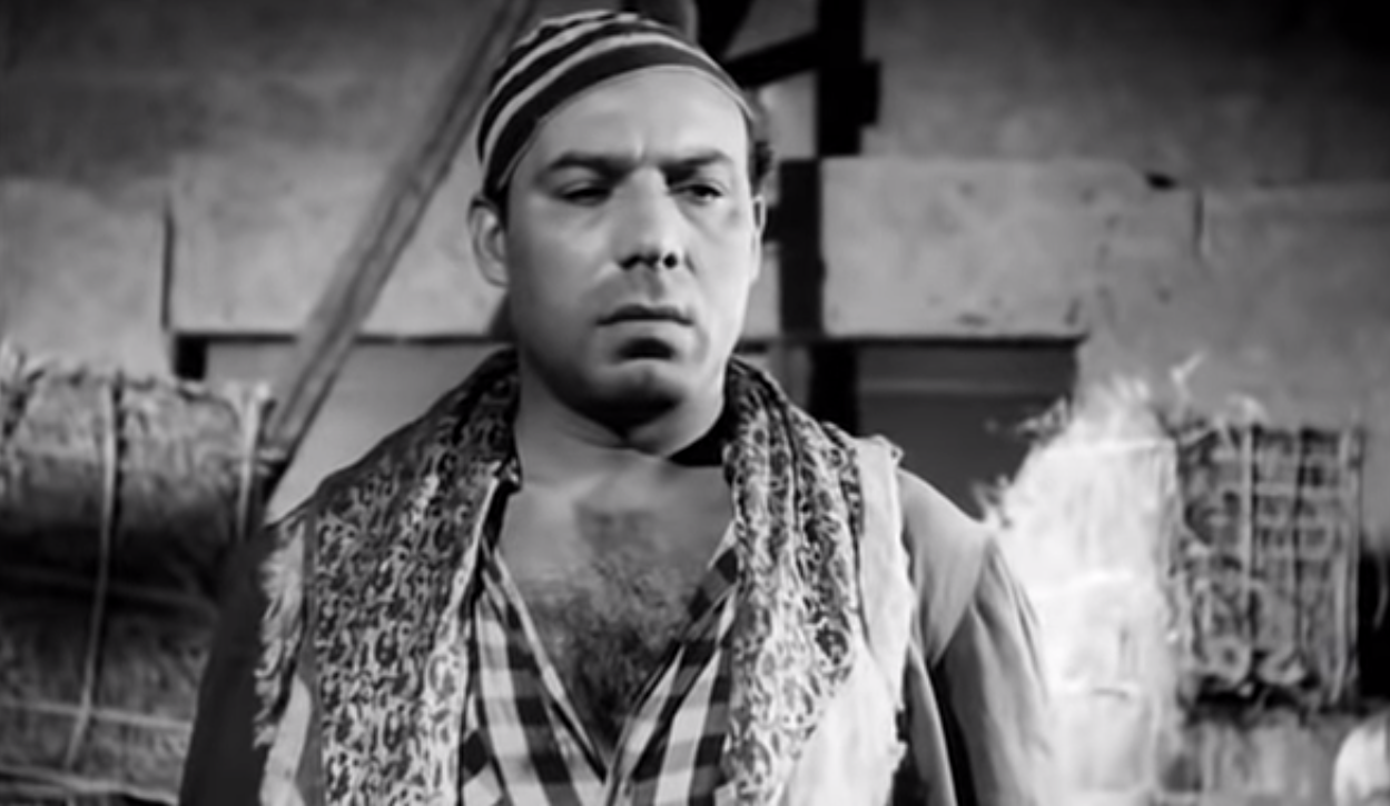 فريد شوقي في مشهد من فيلم باب الحديد - سكرين شوت يوتيوب