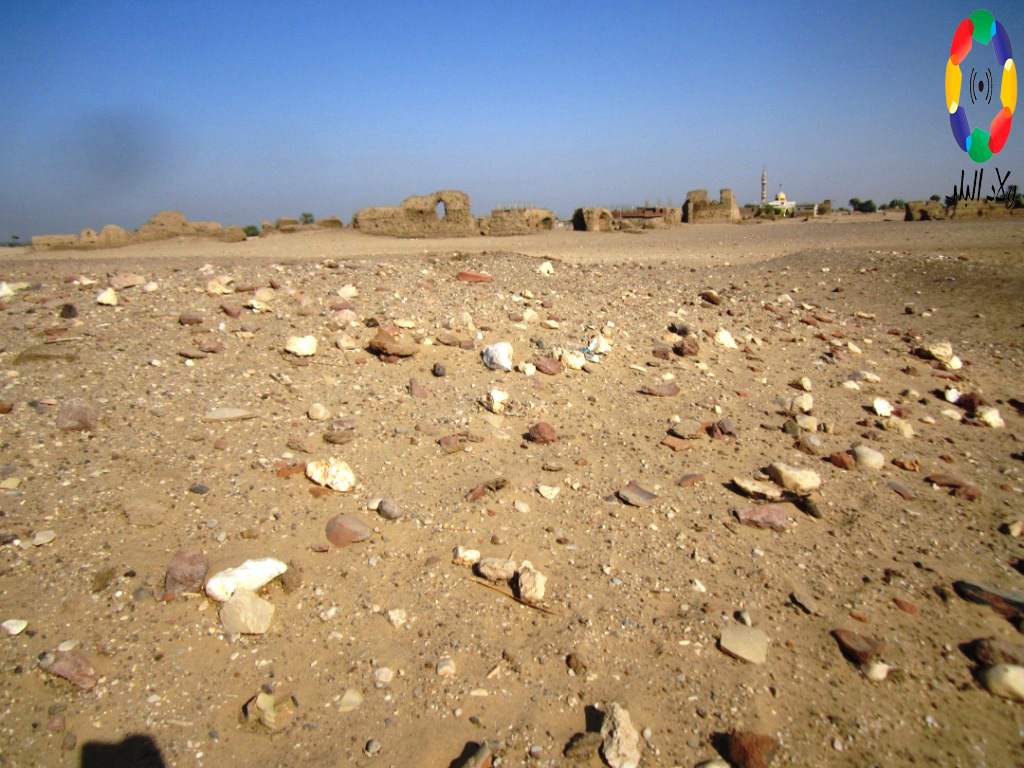 بقايا اواني فخارية بمنطقة اثار استراحة الحجاج بقرية الكرنك- تصوير: مريم الرميحي