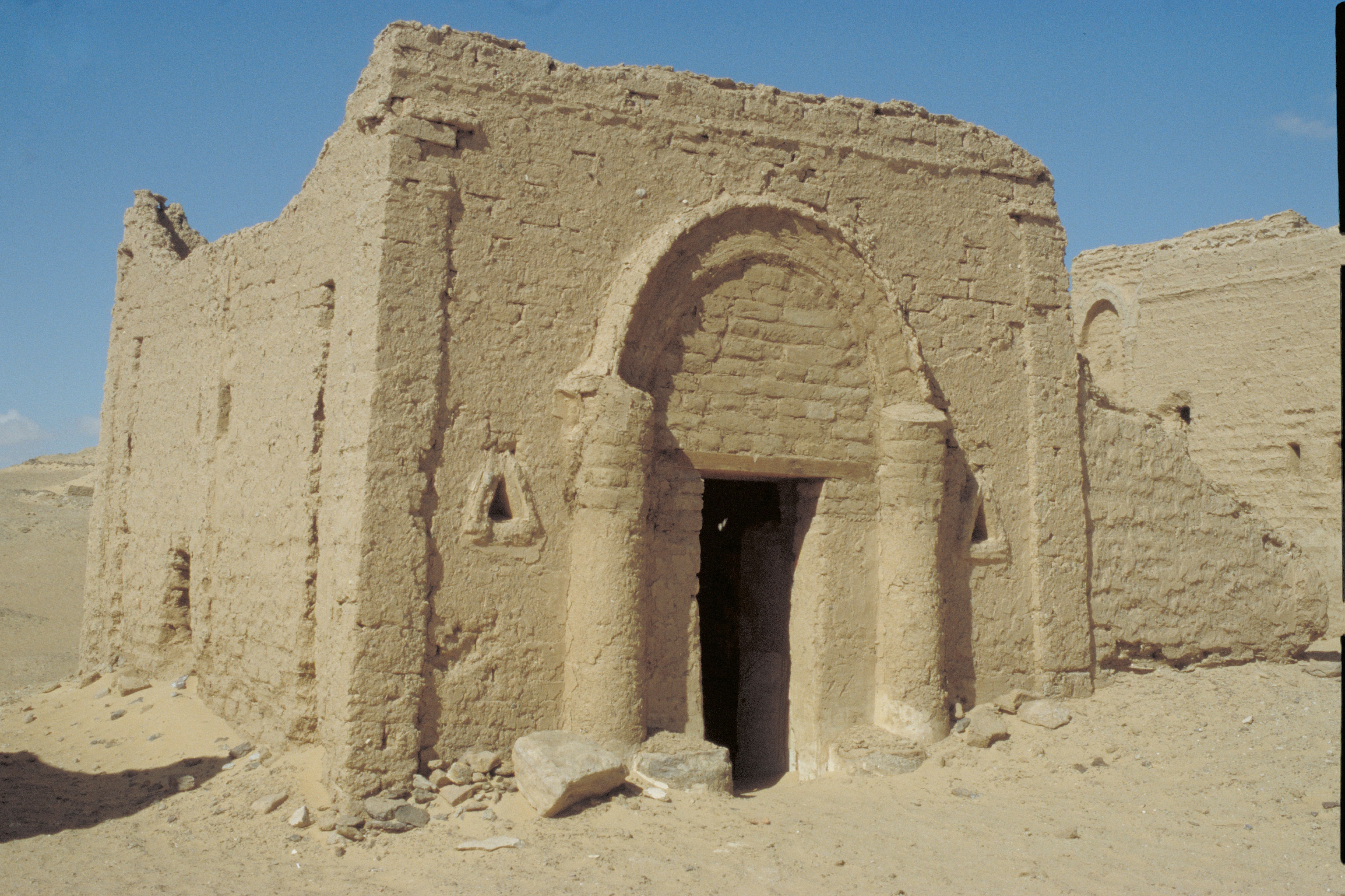 مقابر البجوات أعلي مرتفع بصحراء الخارجة- الصورة مشاع إبداعي من وكيبيديا