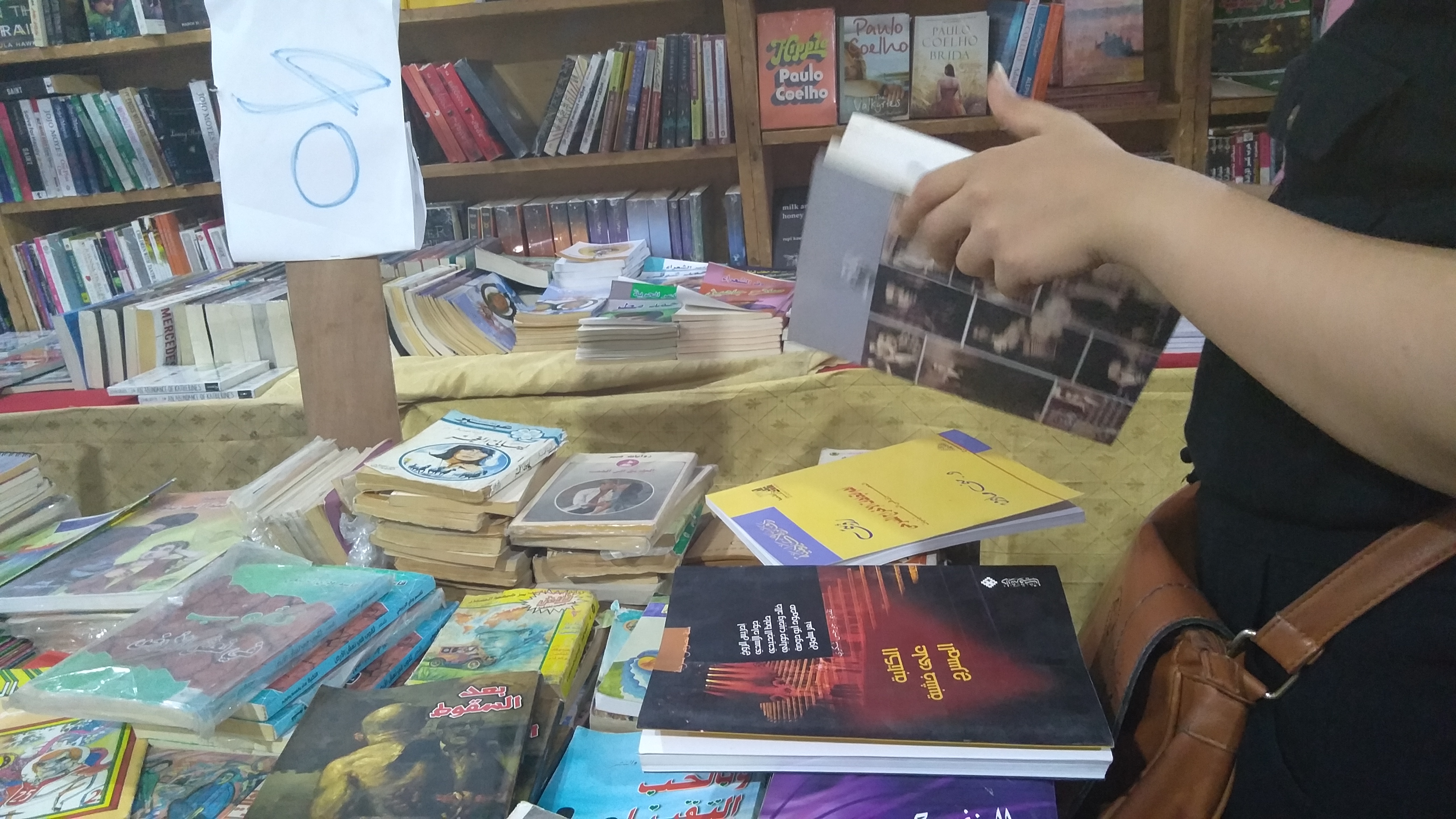 إحدى زائرات المعرض