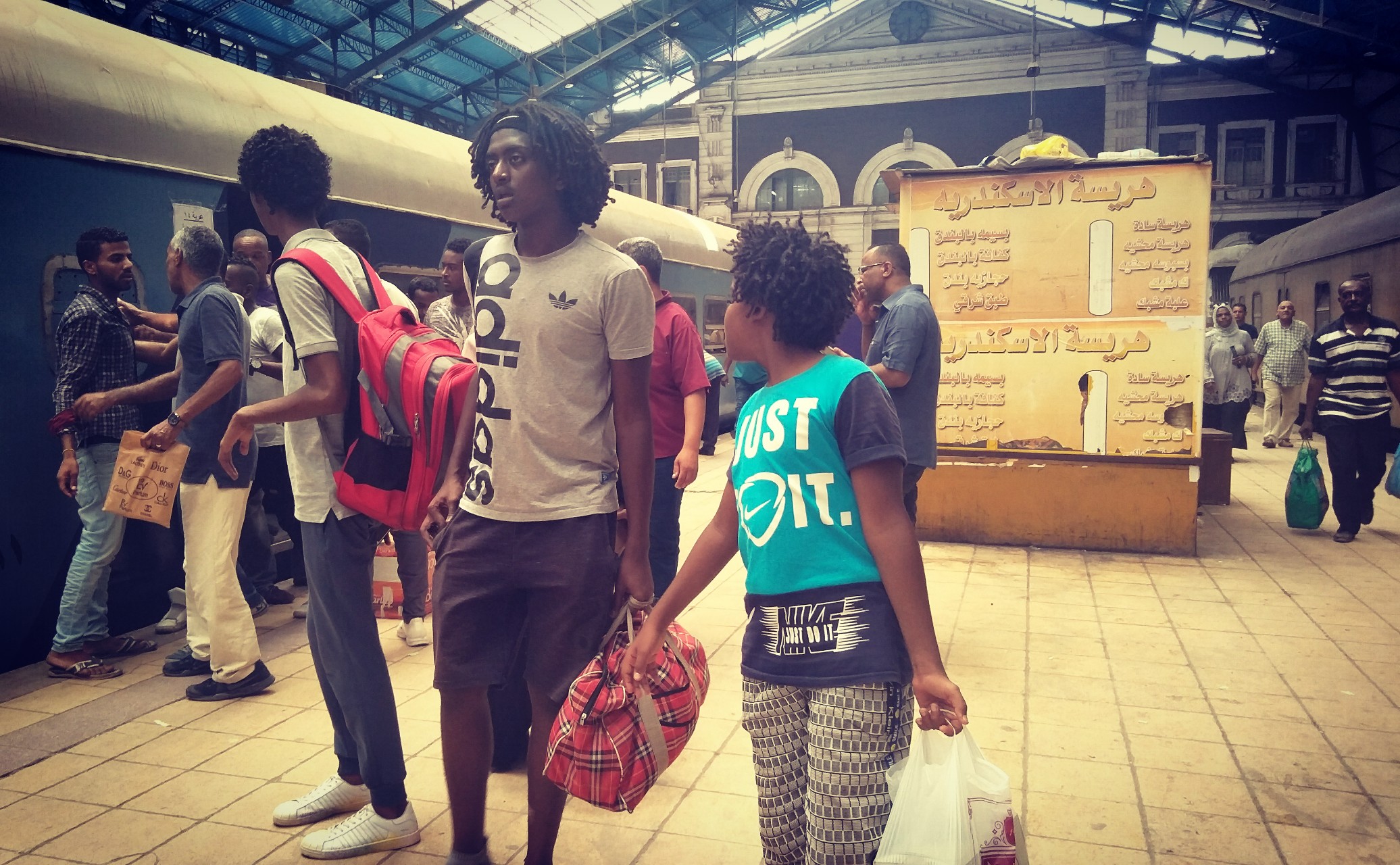 شباب من النوبة قبل استقلال القطار