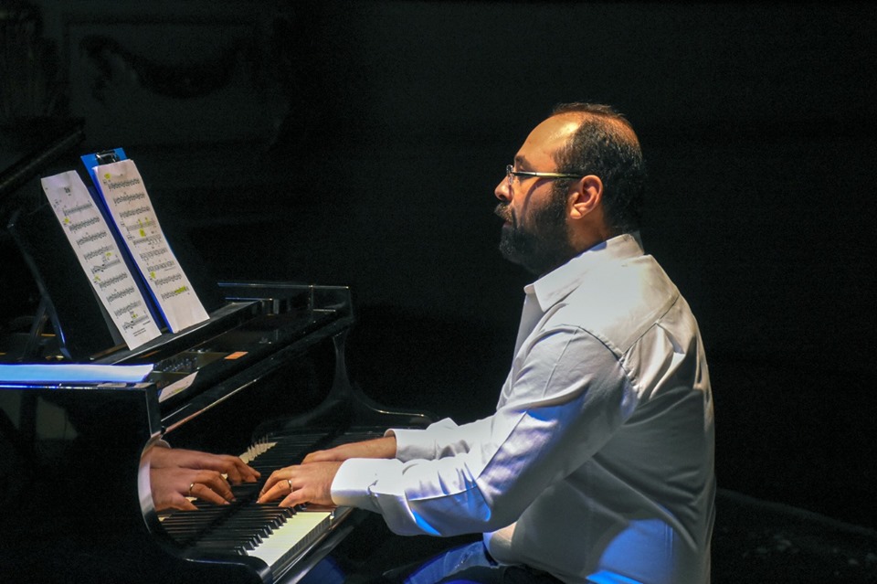 عازف البيانو من فرقة كايرو ستيبس- الصورة من بيان الأوبرا