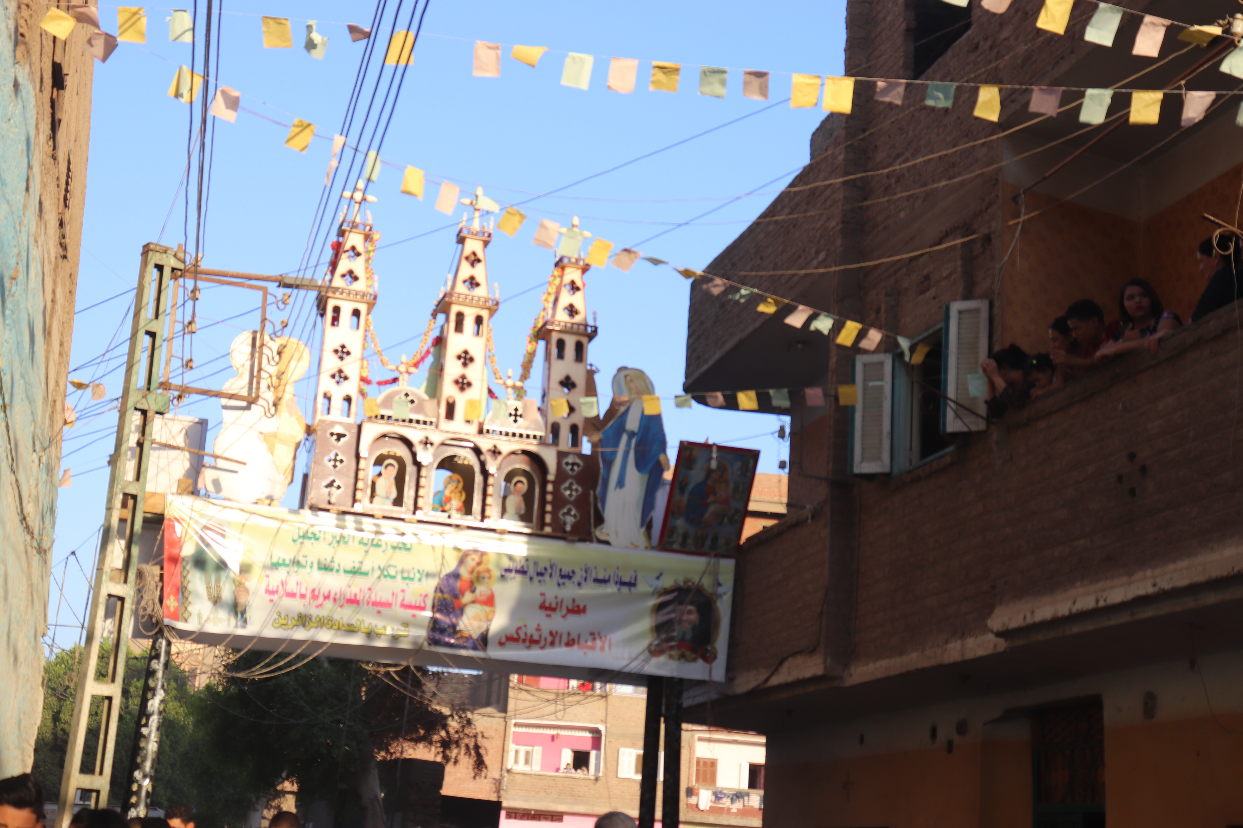 تزيين الشوارع احتفالا بمولد العذراء