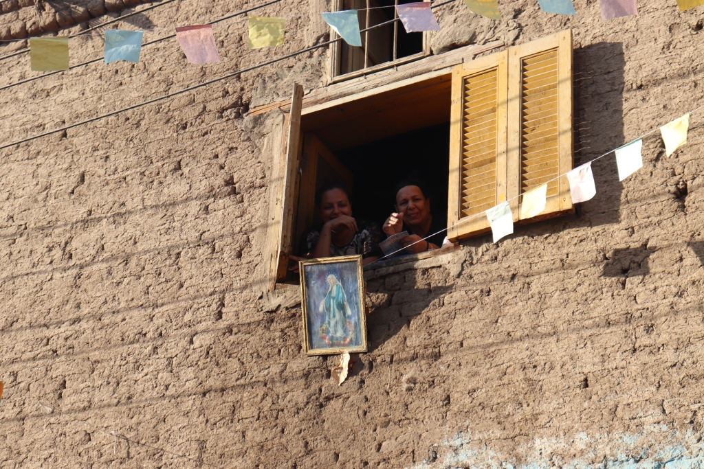 صورة العذراء في شرفة بأحد المنازل