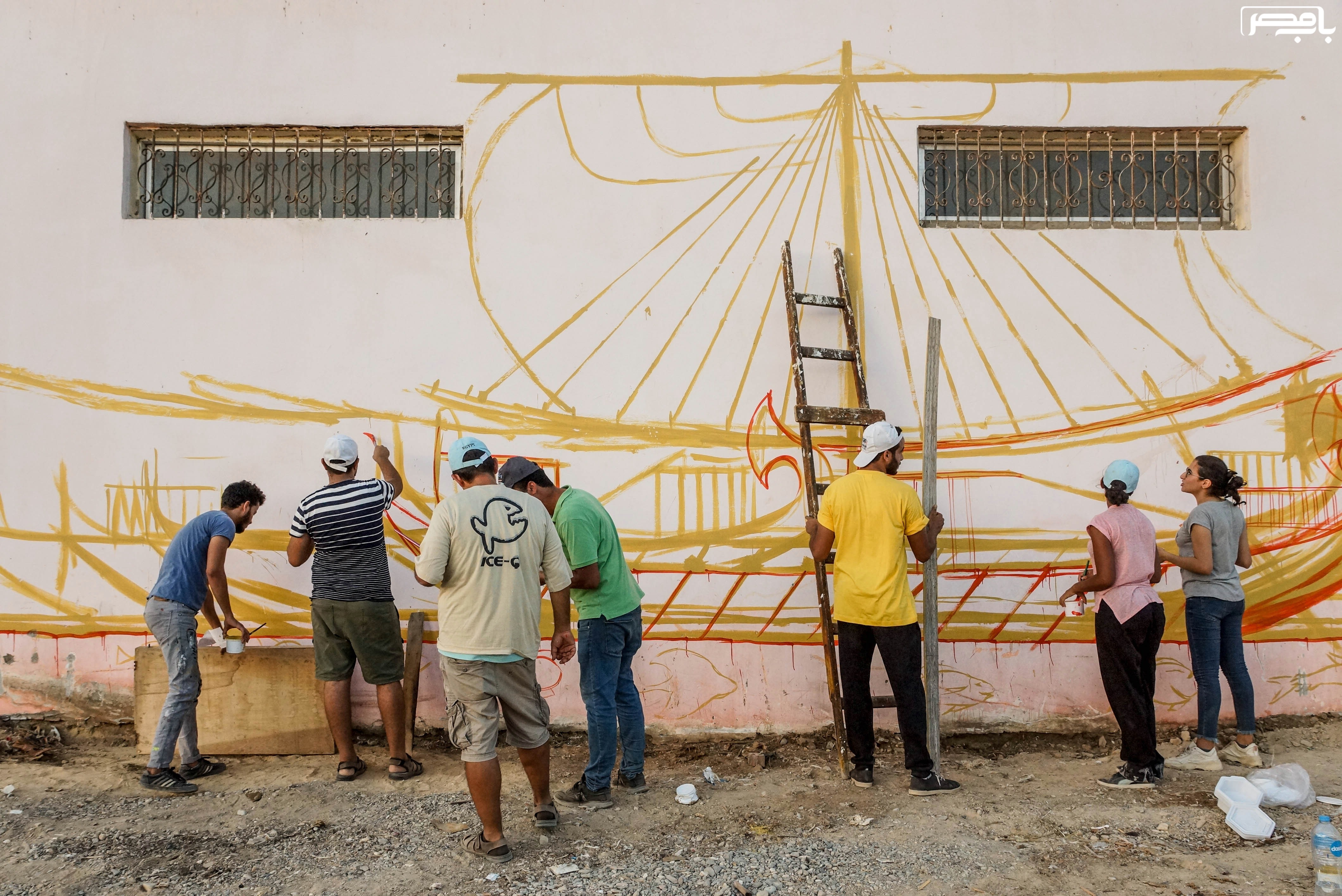 منفذو الجدارية أثناء التصميم