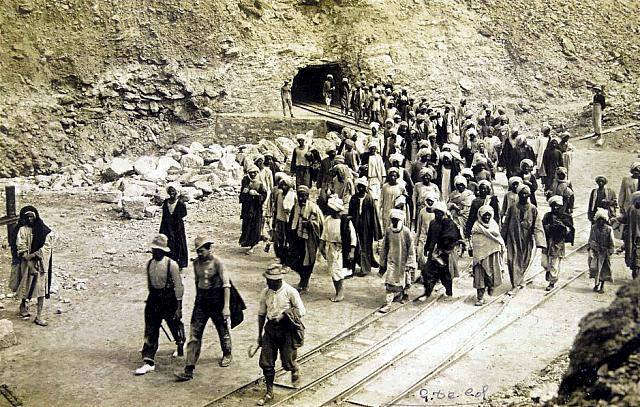 لحظة خروج عمال المناجم- الصورة من كتاب القصير